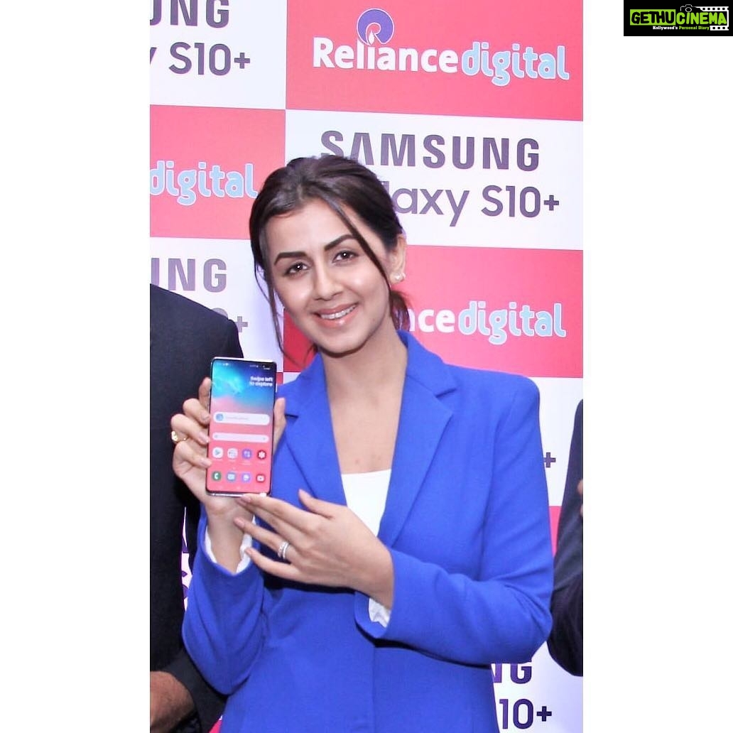 Nikki Galrani Instagram - I just got my hands on the Next Generation Samsung Galaxy S10 at Reliance Digital, Phoenix Market City, Chennai. Galaxy S10 surely redefines mobile experience with its World's First Features. Get Yours at the nearest Reliance Digital store Now 😄@SamsungIndia