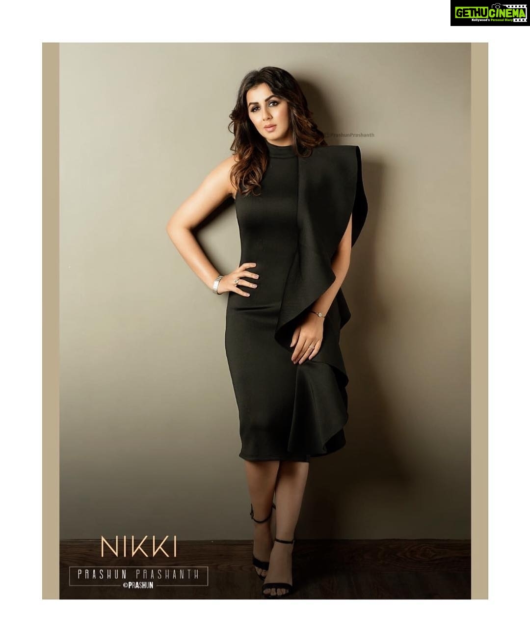 Nikki Galrani Instagram - #2 Sneak Peak from the #AnandaVikatan #Awards #2019 🖤 Make up & Hair by Team @prakatwork 🤗 Shot by @prachuprashanth ✨✨ #VikatanAwards Chennai, India