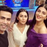 Nikki Galrani Instagram - #HelloSago @suntv @shrutzhaasan with @singerkrish 😄 What funnnnn !!!