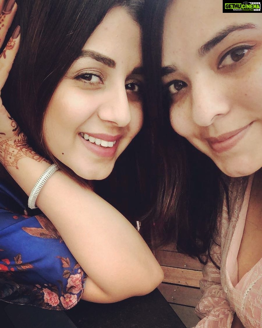 Nikki Galrani Instagram - When the crazy school buds reunite☺️❤️😘 Ub City Mall