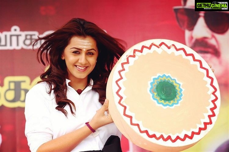 Nikki Galrani Instagram - All the Rajini Fans 💃💃💃 #Thalaiva 🙏🙏🙏 #Pakka #SuperstarFan #ComingSoon 😊😊😊