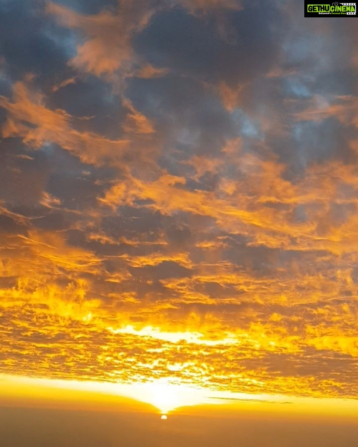 Nikki Galrani Instagram - When your on a morning flight,fast asleep like a baby & suddenly wake up to this β€β€β€ Indeed a beautiful morning πππ #HappySunday people ππ€π€ #SunRise #RisenShine #MuchLove