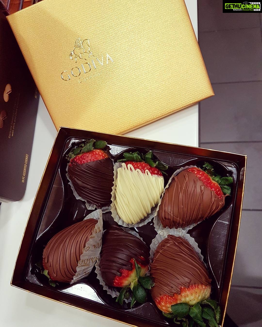 Nikki Galrani Instagram - Happiness is-a box full of #Chocolate Dipped #Strawberries 😍😍😍 #Favorite #Godiva