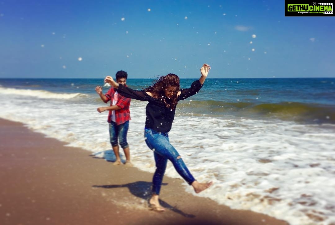 Nikki Galrani Instagram - Be Crazy,Be Stupid,Be Silly,Be Weird.Be Everything cuz life's too short to be anything but #HAPPY 😻😻😻 #WaterBaby #TheSeaMakesMeHappy ❤