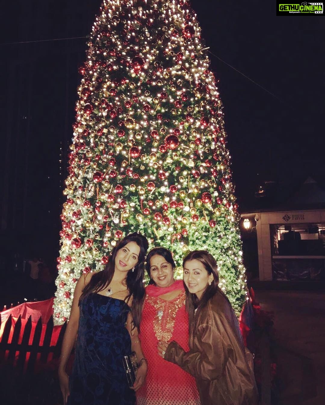Nikki Galrani Instagram - #AboutLastNight #Bday2017 #Family ❤ Ub City Mall, Bangalore