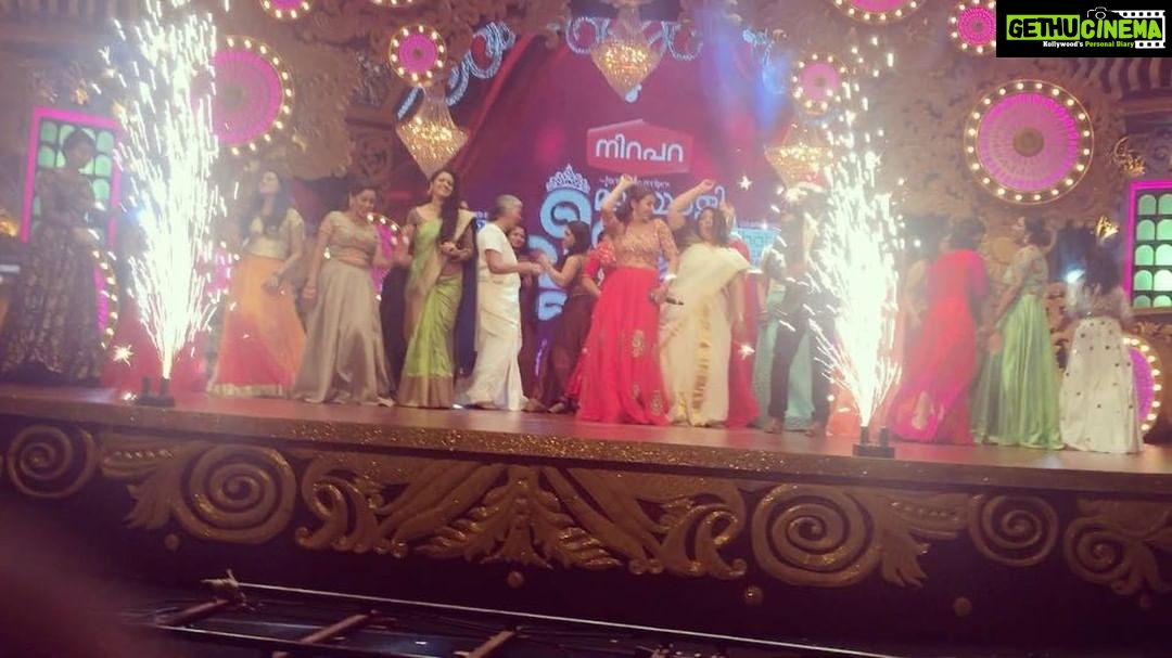 Nikki Galrani Instagram - Why should boys hav all the fun ? These lovely housewives are just nailinggg itttt ππΌππ»ππ» It was such a pleasure meeting these beautiful ladies,filled with so much positivity & warmth ππ»π #Memories #Fun #Christmas #TBT #ThrowBack #Kerala