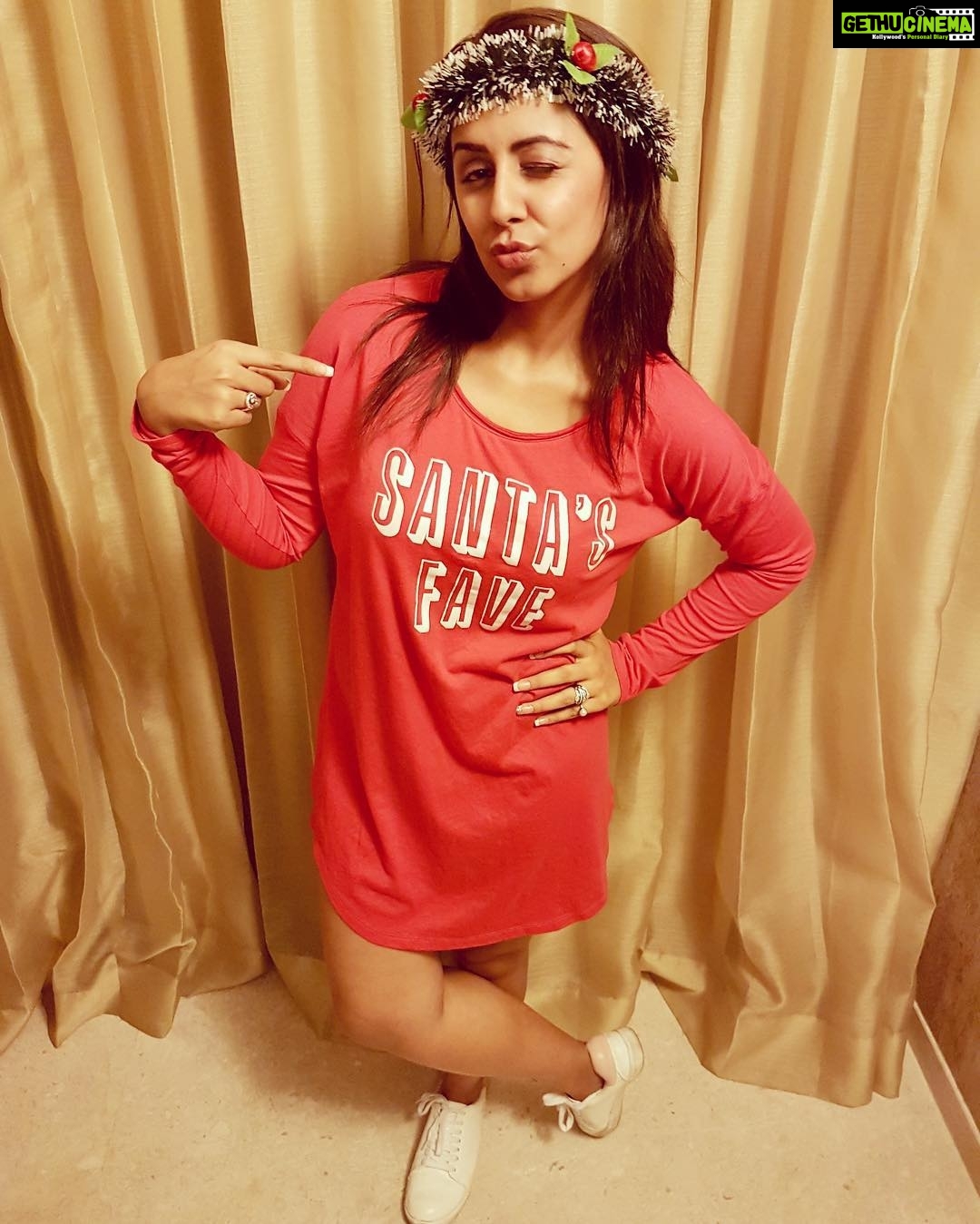 Nikki Galrani Instagram - #Santa'sFavorite 🎅🏻❤️ #AboutLastNight #HomeSweetHome #MerryXmas #MerryChristmas 🎄