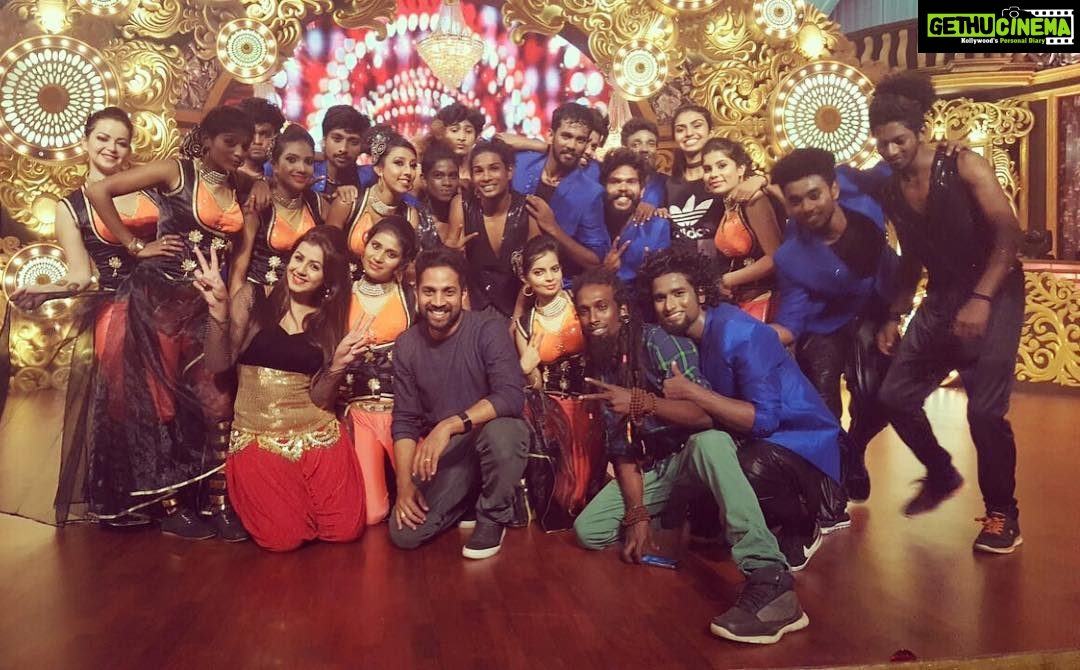 Nikki Galrani Instagram - Was a super fun show for #MalayaliVeetamma ❤️ don't forget to catch the performance tonight on flowers tv 9 pm 😊 #Kerala #Malayalam