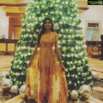 Niranjani Ahathian Instagram - Merry Christmas 🤩🤩❤️❤️❤️ #decemberlove #cheristmastree #boomerang #cheristmaslove #familytime