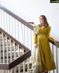 Nisha Agarwal Instagram - Wedding guest outfit inspiration ❤️ cos it’s wedding season! 

#wedding #weddinginspiration #outfitinspiration #indianfestivewear #festivewear #indiandesigner