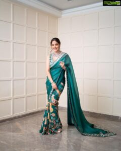 Nisha Agarwal Instagram - Wedding guest outfit inspiration ❤️ cos it’s wedding season! 

#wedding #weddinginspiration #outfitinspiration #indianfestivewear #festivewear #indiandesigner