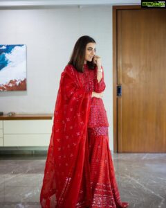 Nisha Agarwal Instagram - Wedding guest outfit inspiration ❤️ cos it’s wedding season! 

#wedding #weddinginspiration #outfitinspiration #indianfestivewear #festivewear #indiandesigner