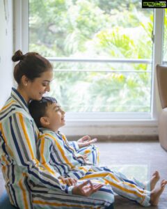 Nisha Agarwal Instagram - Expectation Vs. Reality! I’m not complaining in this situation, I’m always happy to cuddle my lil love ❤️ 

#momlife #letthembelittle #meditation #mumbaimomblogger #lifestyleblogger
