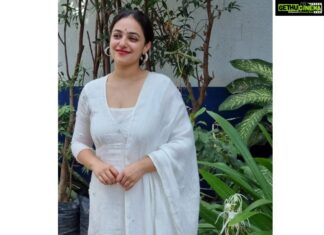 Nithya Menen Instagram - Happy Shankranthi 🌾and Pongal 🌼and Lohri🌾 🌿 Outfit @rehanabasheerofficial - most favourite outfit I've worn 🤍