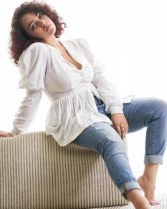 Nithya Menen Instagram - ... being 🌱

Thank you @dtalebydivyandlipsa @dasalonhyd for helping me feel like being myself for this eeeasy-breeeezy three person shoot (: 💖
📷 @eshaangirri