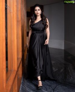 Nivetha Pethuraj Instagram - Styled by : @dilesha_shafa 
Designer : @_prashantikumar_ 
Jewellery: @theiajewellery_hyd 
Photographer : @pranil_chintewar