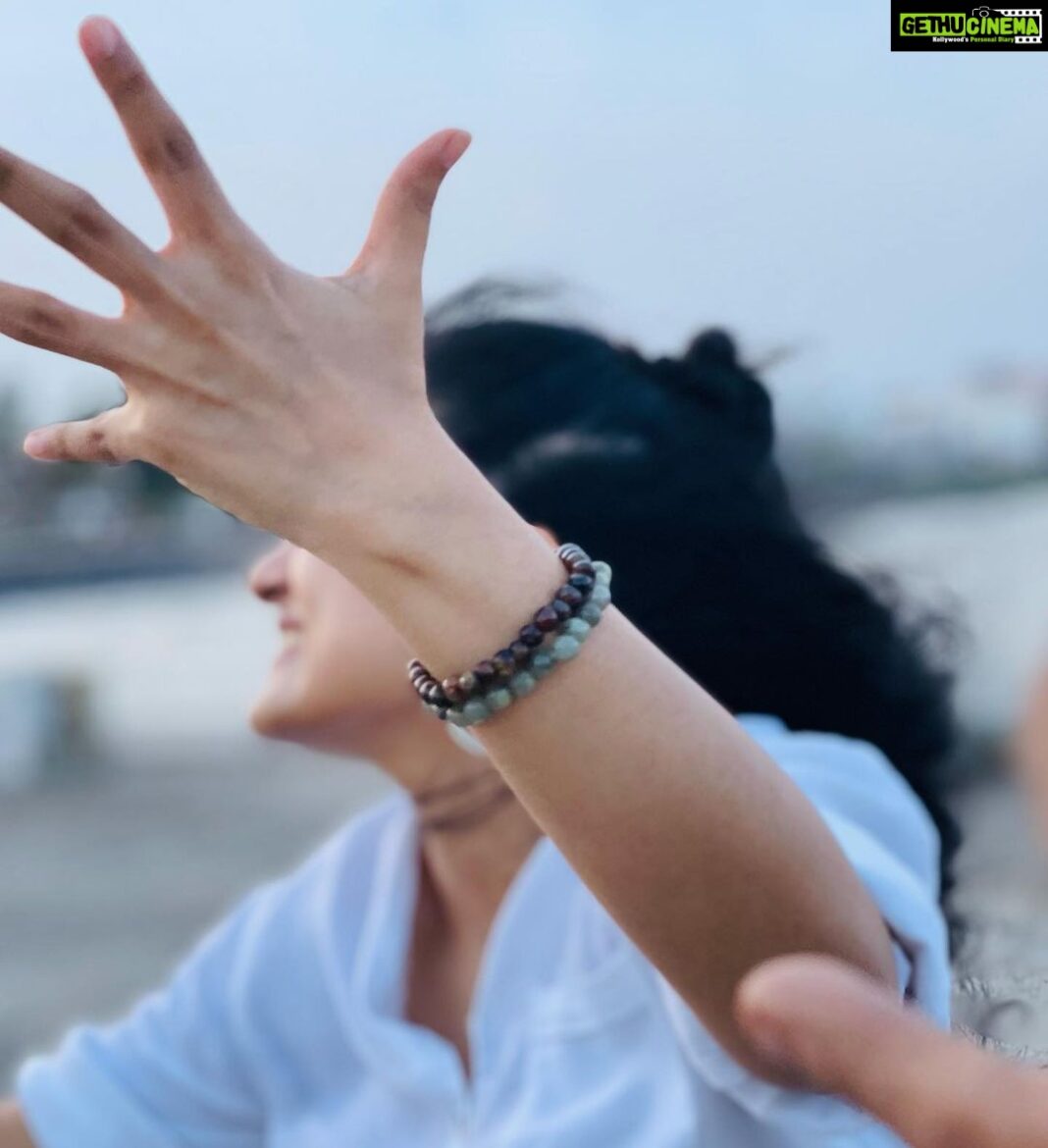 Nivetha Thomas Instagram - Stages of getting a picture clicked. Getting there. There. And out!
