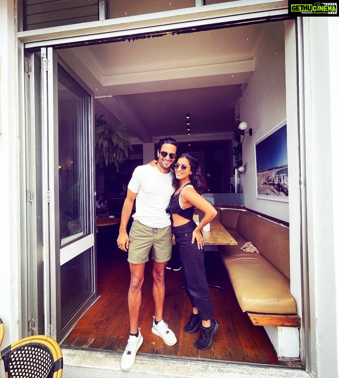 Pallavi Sharda Instagram - MEL >> BOM >> SYD 20 years of friendship: childhood classical dance recitals, ICQ chats, Law School, Mumbai madness & now the two tastiest brownies of Bondi. It’s been a goodie @ashwinrrajan