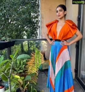 Pallavi Sharda Instagram - T’was a night of bittersweet magic. Stepped out in this piece by the wonderful @bibhumohapatra to honour and raise resources for those fighting India’s covid plight. Thank you @indiaspora @1billionbreaths_ @basuratnam and all the organisers (@shrutirya) for creating a shared sense of community here in NYC. We rejoiced in seeing old friends, in coming together after so long, but also felt our mutual pain, longing and ache around what’s happening in our homeland. 

Over $400,000 was raised towards India’s covid relief efforts. As the Aussie-Indian amongst the American-Indian diaspora, I was reminded of the power of community and shared heritage - bonds based on love - which can achieve so much when like-minded souls unite. 

Visit https://www.chalogive.org/kindredkitchen to donate!