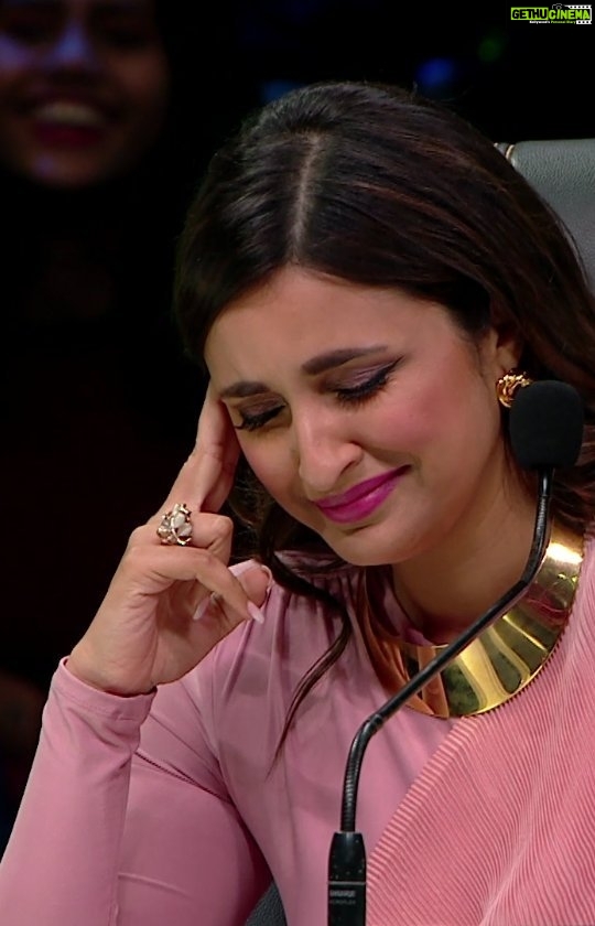Parineeti Chopra Instagram - The most successful matchmaker in Bollywood @karanjohar has chosen me as his next project. π€π€π€ π°π»ββοΈπ°π»ββοΈπ°π»ββοΈ #Hunarbaaz - Desh Ki Shaan Tonight onwards 9 pm @colorstv @mithunchakrabortyofficial @bharti.laughterqueen @haarshlimbachiyaa30