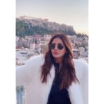 Parul Yadav Instagram - I went looking for a white Christmas but couldn't find snow anywhere... So I decided to whiten it up!! 🤍 #PYStyleFile #Greece #Throwback #Travel #TravelDiaries #GreeceDiaries #HappyTimes #WhiteFurCoat #TuesdayVibes #TuesdayPost #SandalwoodQueen #KannadaHeroine #Kannadiga #SandalwoodActress #ChristmasOOTD #StylishLook #Selfie #TravelPhotography Parthenon, Acropolis, Athen, Greece.