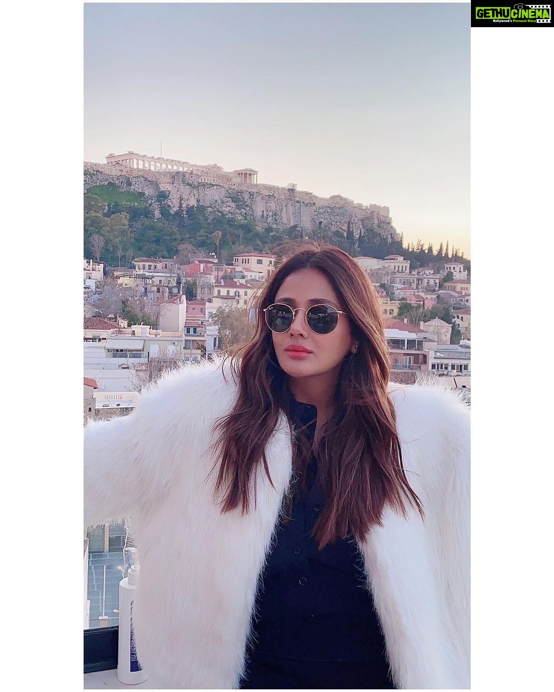 Parul Yadav Instagram - I went looking for a white Christmas but couldn't find snow anywhere... So I decided to whiten it up!! 🤍 #PYStyleFile #Greece #Throwback #Travel #TravelDiaries #GreeceDiaries #HappyTimes #WhiteFurCoat #TuesdayVibes #TuesdayPost #SandalwoodQueen #KannadaHeroine #Kannadiga #SandalwoodActress #ChristmasOOTD #StylishLook #Selfie #TravelPhotography Parthenon, Acropolis, Athen, Greece.