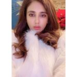 Parul Yadav Instagram – I went looking for a white Christmas but couldn’t find snow anywhere… So I decided to whiten it up!! 🤍 

#PYStyleFile #Greece #Throwback #Travel #TravelDiaries #GreeceDiaries #HappyTimes #WhiteFurCoat #TuesdayVibes #TuesdayPost #SandalwoodQueen #KannadaHeroine #Kannadiga #SandalwoodActress #ChristmasOOTD #StylishLook #Selfie #TravelPhotography Parthenon, Acropolis, Athen, Greece.