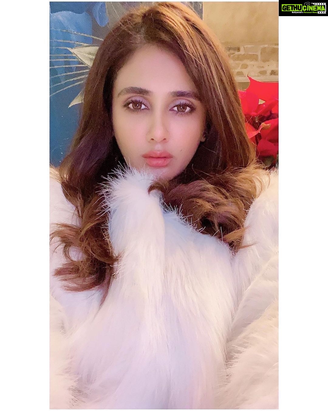 Parul Yadav Instagram - I went looking for a white Christmas but couldn't find snow anywhere... So I decided to whiten it up!! 🤍 #PYStyleFile #Greece #Throwback #Travel #TravelDiaries #GreeceDiaries #HappyTimes #WhiteFurCoat #TuesdayVibes #TuesdayPost #SandalwoodQueen #KannadaHeroine #Kannadiga #SandalwoodActress #ChristmasOOTD #StylishLook #Selfie #TravelPhotography Parthenon, Acropolis, Athen, Greece.