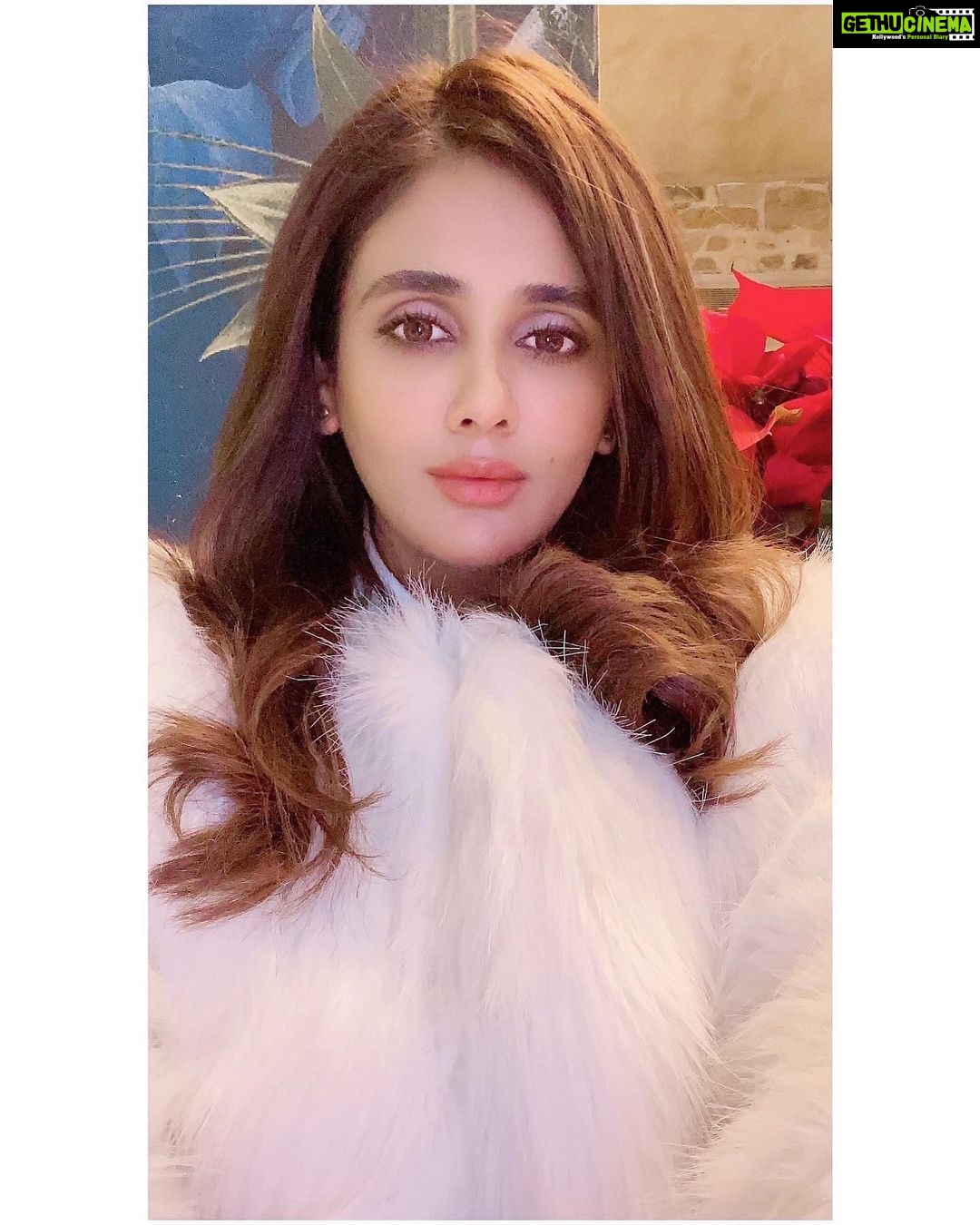 Parul Yadav Instagram - I went looking for a white Christmas but couldn't find snow anywhere... So I decided to whiten it up!! 🤍 #PYStyleFile #Greece #Throwback #Travel #TravelDiaries #GreeceDiaries #HappyTimes #WhiteFurCoat #TuesdayVibes #TuesdayPost #SandalwoodQueen #KannadaHeroine #Kannadiga #SandalwoodActress #ChristmasOOTD #StylishLook #Selfie #TravelPhotography Parthenon, Acropolis, Athen, Greece.