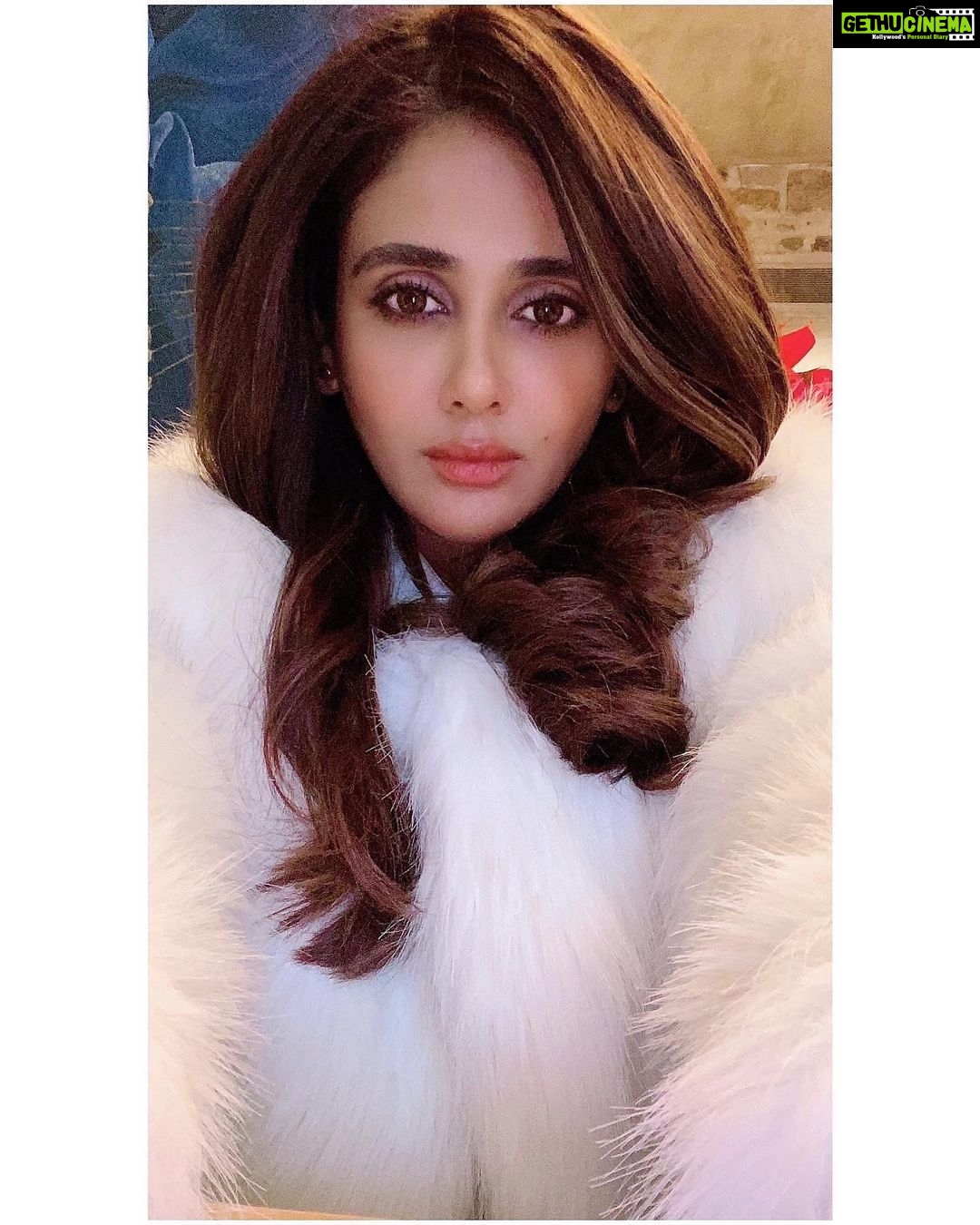 Parul Yadav Instagram - I went looking for a white Christmas but couldn't find snow anywhere... So I decided to whiten it up!! 🤍 #PYStyleFile #Greece #Throwback #Travel #TravelDiaries #GreeceDiaries #HappyTimes #WhiteFurCoat #TuesdayVibes #TuesdayPost #SandalwoodQueen #KannadaHeroine #Kannadiga #SandalwoodActress #ChristmasOOTD #StylishLook #Selfie #TravelPhotography Parthenon, Acropolis, Athen, Greece.