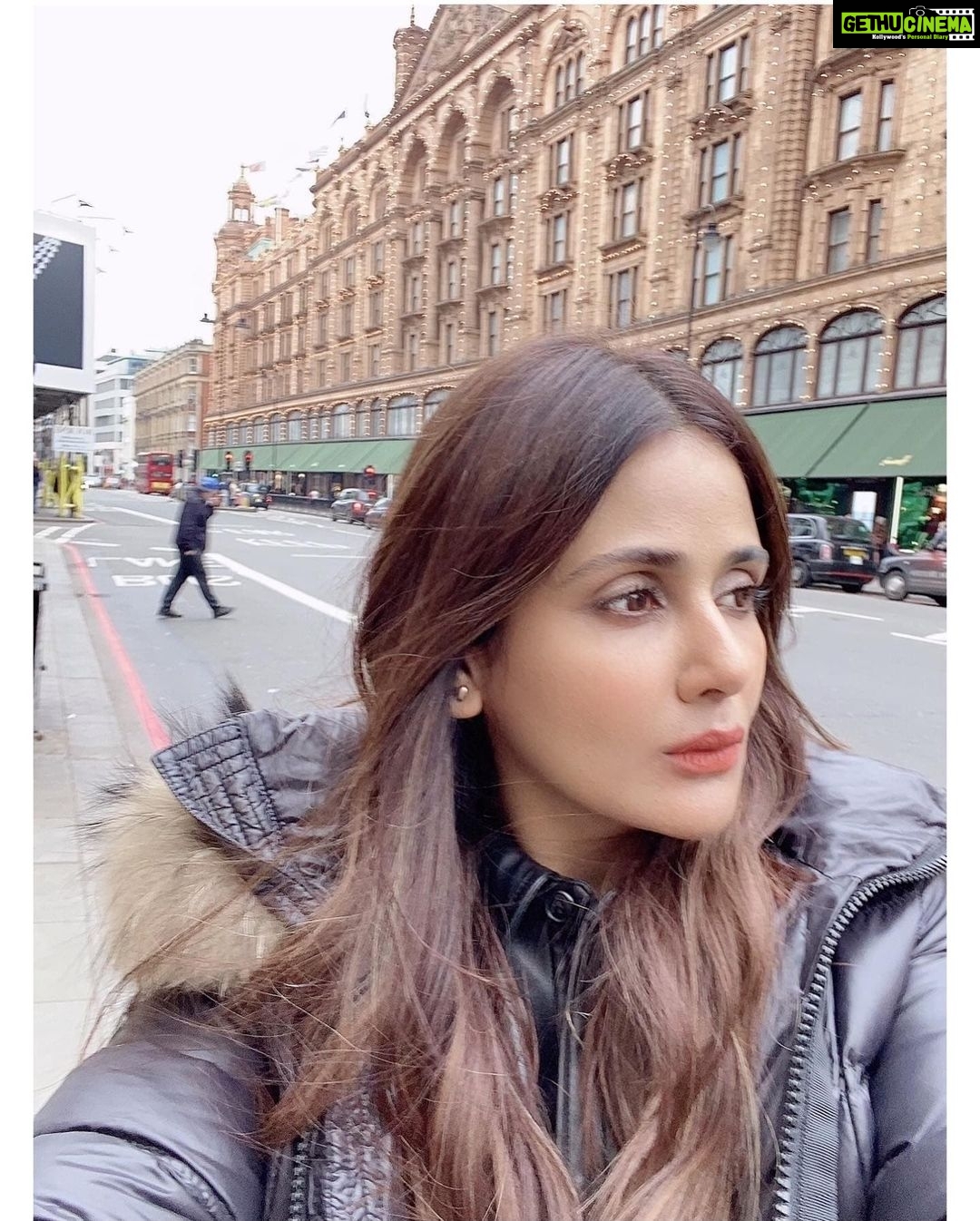 Parul Yadav Instagram - Here's to a December to remember š #LondonDiaries #PYStyleFile #PYTravels #Harrods #TravelDiaries #London #LondonCity #LondonFashion #LondonGirl #LondonStyle #VacationModeOn #GirlOnAVacation #Travel #LoveTravel #LondonLife #FashionStyle #LoveLondon #BlackAllDayLong #SandalwoodActor #Kannadathi #KannadaActoress #KannadaHeroine #NammaSandalwood #NammaKannada #KannadaSandalwood #SandalwoodAdda #SandalwoodActress #OOTD #FridayMood #HarrodsLondon