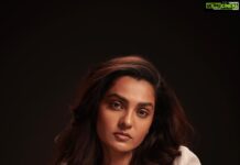 Parvathy Instagram - Midsummer moon 🌚 ▪️ @shafishakkeer ▪️ @jineeshchandraboss ▪️ @styledbysmiji ▪️ @shiva_makeover ▪️ @rich_look_makeovers