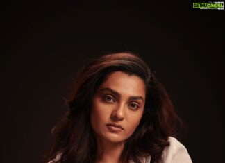 Parvathy Instagram - Midsummer moon 🌚 ▪️ @shafishakkeer ▪️ @jineeshchandraboss ▪️ @styledbysmiji ▪️ @shiva_makeover ▪️ @rich_look_makeovers
