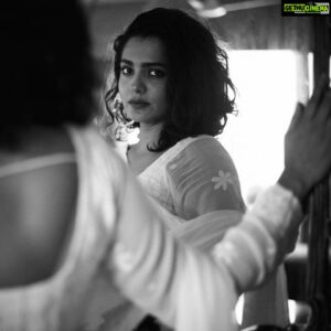 Parvathy Instagram - “When the line
Between us just fades and blurs
That’s the time
When we just don’t need more words”

🎼 Something New by Anthony Lazaro

📸 @shafishakkeer