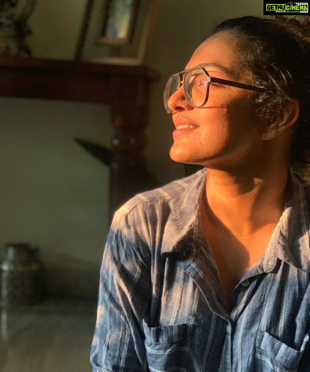 Parvathy Instagram - The way you seep and spread deep within, melancholia just doesn’t stand a chance.. You have never failed to find me, stop me in my footsteps or entangled thoughts; to remind me how beautiful it is to be breathing still. Thank you, ☀️! I love you! #LittleBigThings #ANoteToTheSun 📸 @motheroftheoddsquad ✨