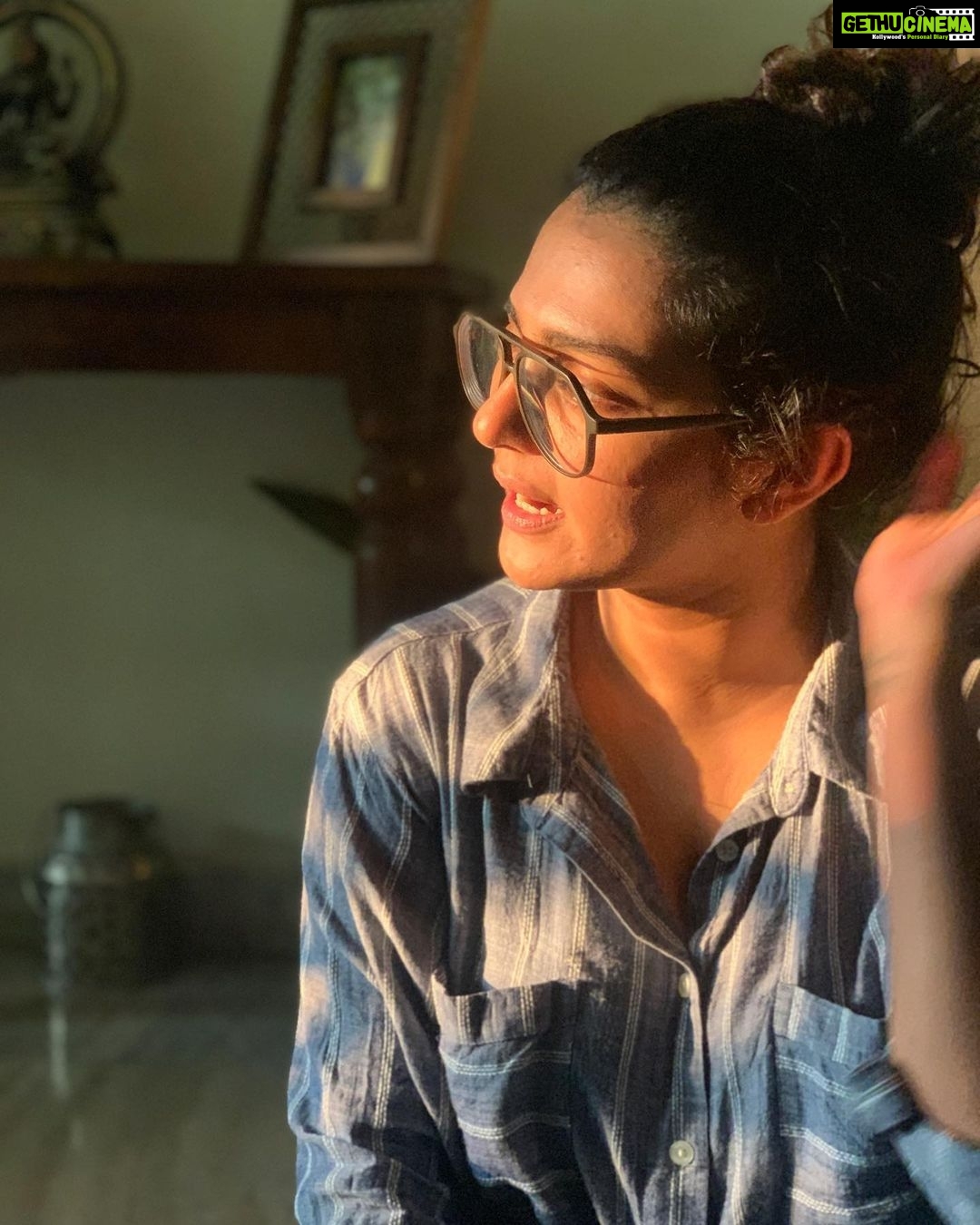 Parvathy Instagram - The way you seep and spread deep within, melancholia just doesn’t stand a chance.. You have never failed to find me, stop me in my footsteps or entangled thoughts; to remind me how beautiful it is to be breathing still. Thank you, ☀️! I love you! #LittleBigThings #ANoteToTheSun 📸 @motheroftheoddsquad ✨