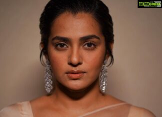 Parvathy Instagram - ✨✨✨ Styling: @theitembomb H&MU: @samson_lei Saree: @picchika Earrings: @aquamarine_jewellery 📸: @jeesjohnphotography