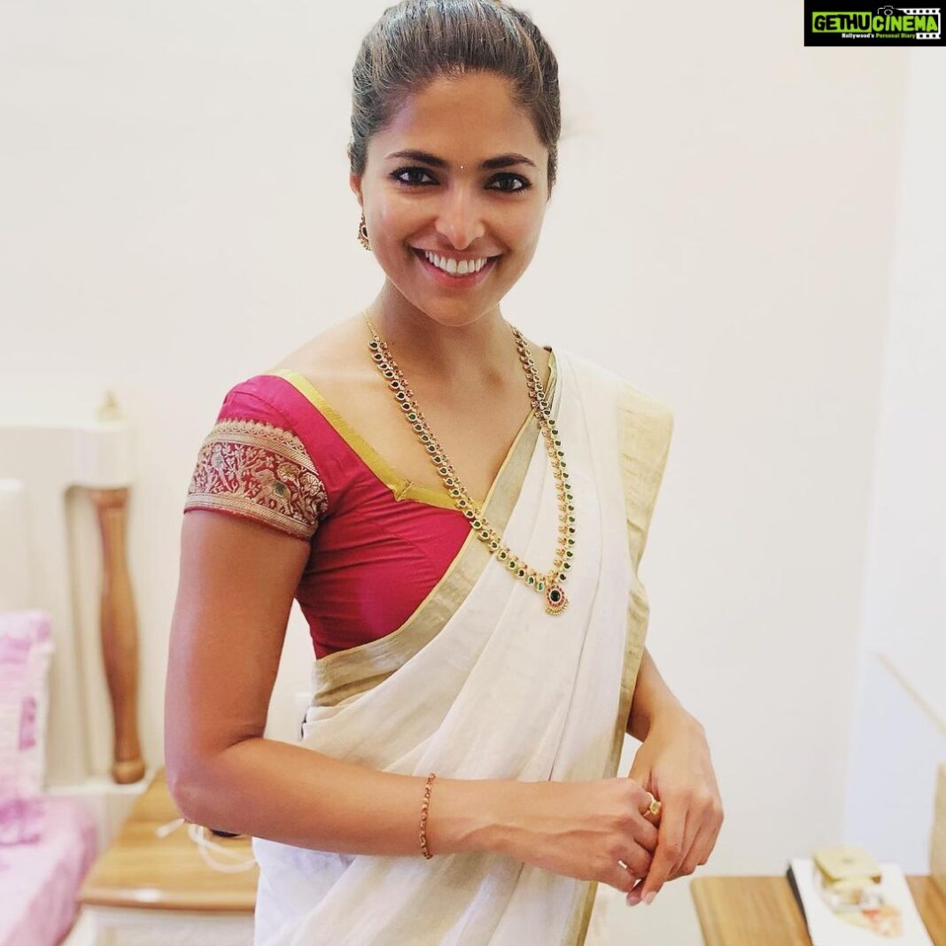 Parvathy Omanakuttan Instagram - I am taking this Onam as a start to do my part by supporting the handloom industry. Initiatives like @savetheloom_org emphasises the importance of the loom ... many weavers lost their livelihood during last years floods and continue to struggle to find a better livelihood, small effort from our side is going to make a huge difference .. hence I am doing my part. #handloomeveryday, #keralahandloom and @savetheloom_org #6mtsofkasavu #madewithlove #indianhandlooms #keralakasavu