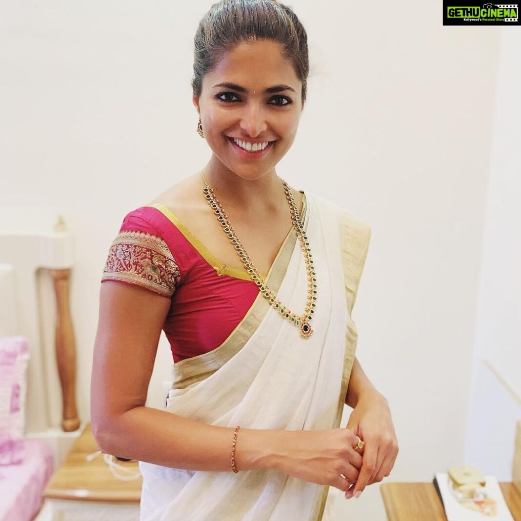 Parvathy Omanakuttan Instagram - I am taking this Onam as a start to do my part by supporting the handloom industry.
Initiatives like @savetheloom_org emphasises the importance of the loom ... many weavers lost their livelihood during last years floods and continue to struggle to find a better livelihood, small effort from our side is going to make a huge difference .. hence I am doing my part. #handloomeveryday, #keralahandloom and @savetheloom_org #6mtsofkasavu #madewithlove #indianhandlooms #keralakasavu Parvathy Omanakuttan Instagram - I am taking this Onam as a start to do my part by supporting the handloom industry. Initiatives like @savetheloom_org emphasises the importance of the loom ... many weavers lost their livelihood during last years floods and continue to struggle to find a better livelihood, small effort from our side is going to make a huge difference .. hence I am doing my part. #handloomeveryday, #keralahandloom and @savetheloom_org #6mtsofkasavu #madewithlove #indianhandlooms #keralakasavu