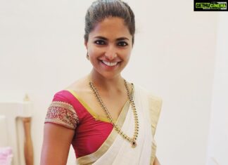 Parvathy Omanakuttan Instagram - I am taking this Onam as a start to do my part by supporting the handloom industry. Initiatives like @savetheloom_org emphasises the importance of the loom ... many weavers lost their livelihood during last years floods and continue to struggle to find a better livelihood, small effort from our side is going to make a huge difference .. hence I am doing my part. #handloomeveryday, #keralahandloom and @savetheloom_org #6mtsofkasavu #madewithlove #indianhandlooms #keralakasavu