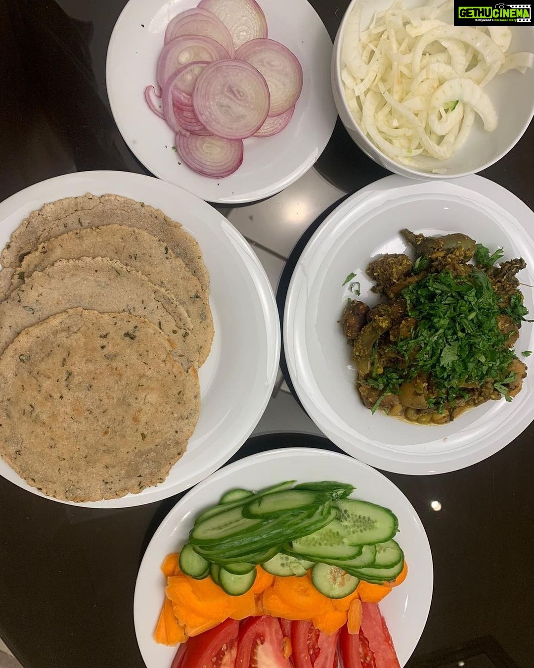 Parvathy Omanakuttan Instagram - One of the Indian foods from the super long list of my favorites - “made from scratch” undhiyu and jowar bhakri with mint. The combination of the two makes for a great meal for any food lover that wants to eat homemade delicious guilt free vegan plant based dinner or lunch It’s not just great for people who want to keep a check on their diabetes and sugar levels but also for those who have gluten sensitivity and are on the hunt for gluten-free recipes. This is also a tasty answer to all those foodies with the dilemma of not knowing to cook without the unhealthy fats. Since I am now part of the culinary development committee @diabetesindia.official for #diabetesawareness I thought this would be a great start. P.S. I have used jaggery in my recipe which can easily be substituted by stevia to balance the flavors. I have also added Brussels sprouts to my recipe to make up for the vegetables I couldn’t find for the traditional recipe. {Improvising comes natural to a chef} So Enjoy. Or should I say “Tamara bhojanano anand lo” (I already see my partner fainting after reading this …. Hahahahaha ). Special thanks to @upasanabijoor for challenging the chef in me and giving me the confidence to try out cooking without oil 🤗 #foodie #chef #foostagram #instafood #instantpot #paro #yummy #foodblogger #foodlover #cooking #cheflife #culinary #instachef #foodnetwork #foodnetworkkitchen #veganuary #veganlife #cookingathome #cookingforhealth #healthyrecipes #healthy #healthylifestyle #prochef #homefood #chefathome #recipeoftheday #recipes #cookingwithlove #love For more info on Undhiyo and Jowar check the comments section below 👇🏽