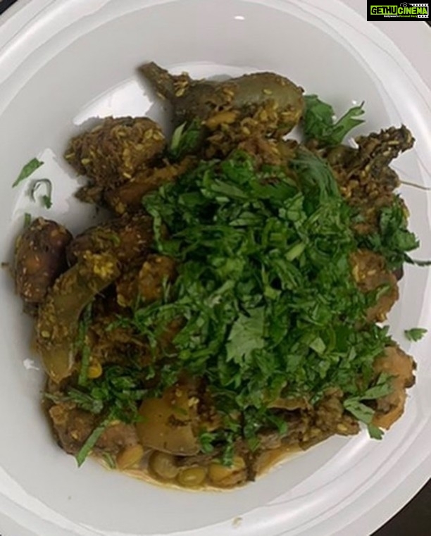 Parvathy Omanakuttan Instagram - One of the Indian foods from the super long list of my favorites - “made from scratch” undhiyu and jowar bhakri with mint. The combination of the two makes for a great meal for any food lover that wants to eat homemade delicious guilt free vegan plant based dinner or lunch It’s not just great for people who want to keep a check on their diabetes and sugar levels but also for those who have gluten sensitivity and are on the hunt for gluten-free recipes. This is also a tasty answer to all those foodies with the dilemma of not knowing to cook without the unhealthy fats. Since I am now part of the culinary development committee @diabetesindia.official for #diabetesawareness I thought this would be a great start. P.S. I have used jaggery in my recipe which can easily be substituted by stevia to balance the flavors. I have also added Brussels sprouts to my recipe to make up for the vegetables I couldn’t find for the traditional recipe. {Improvising comes natural to a chef} So Enjoy. Or should I say “Tamara bhojanano anand lo” (I already see my partner fainting after reading this …. Hahahahaha ). Special thanks to @upasanabijoor for challenging the chef in me and giving me the confidence to try out cooking without oil 🤗 #foodie #chef #foostagram #instafood #instantpot #paro #yummy #foodblogger #foodlover #cooking #cheflife #culinary #instachef #foodnetwork #foodnetworkkitchen #veganuary #veganlife #cookingathome #cookingforhealth #healthyrecipes #healthy #healthylifestyle #prochef #homefood #chefathome #recipeoftheday #recipes #cookingwithlove #love For more info on Undhiyo and Jowar check the comments section below 👇🏽