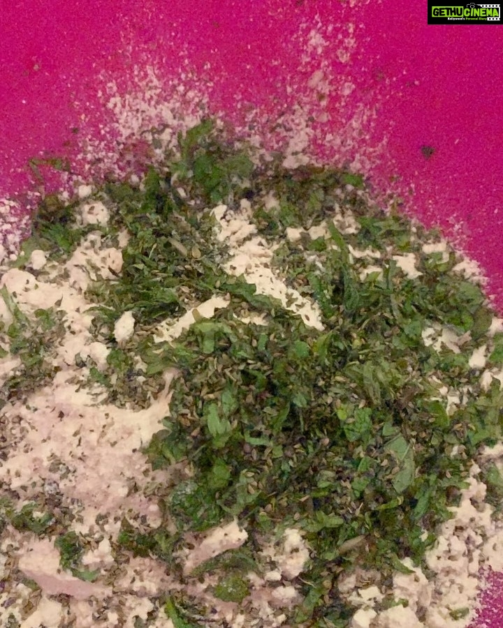 Parvathy Omanakuttan Instagram - One of the Indian foods from the super long list of my favorites - “made from scratch” undhiyu and jowar bhakri with mint. The combination of the two makes for a great meal for any food lover that wants to eat homemade delicious guilt free vegan plant based dinner or lunch It’s not just great for people who want to keep a check on their diabetes and sugar levels but also for those who have gluten sensitivity and are on the hunt for gluten-free recipes. This is also a tasty answer to all those foodies with the dilemma of not knowing to cook without the unhealthy fats. Since I am now part of the culinary development committee @diabetesindia.official for #diabetesawareness I thought this would be a great start. P.S. I have used jaggery in my recipe which can easily be substituted by stevia to balance the flavors. I have also added Brussels sprouts to my recipe to make up for the vegetables I couldn’t find for the traditional recipe. {Improvising comes natural to a chef} So Enjoy. Or should I say “Tamara bhojanano anand lo” (I already see my partner fainting after reading this …. Hahahahaha ). Special thanks to @upasanabijoor for challenging the chef in me and giving me the confidence to try out cooking without oil 🤗 #foodie #chef #foostagram #instafood #instantpot #paro #yummy #foodblogger #foodlover #cooking #cheflife #culinary #instachef #foodnetwork #foodnetworkkitchen #veganuary #veganlife #cookingathome #cookingforhealth #healthyrecipes #healthy #healthylifestyle #prochef #homefood #chefathome #recipeoftheday #recipes #cookingwithlove #love For more info on Undhiyo and Jowar check the comments section below 👇🏽
