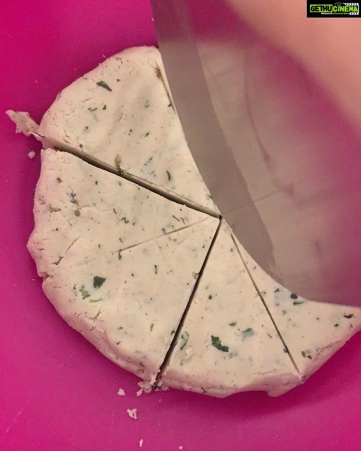 Parvathy Omanakuttan Instagram - One of the Indian foods from the super long list of my favorites - “made from scratch” undhiyu and jowar bhakri with mint. The combination of the two makes for a great meal for any food lover that wants to eat homemade delicious guilt free vegan plant based dinner or lunch It’s not just great for people who want to keep a check on their diabetes and sugar levels but also for those who have gluten sensitivity and are on the hunt for gluten-free recipes. This is also a tasty answer to all those foodies with the dilemma of not knowing to cook without the unhealthy fats. Since I am now part of the culinary development committee @diabetesindia.official for #diabetesawareness I thought this would be a great start. P.S. I have used jaggery in my recipe which can easily be substituted by stevia to balance the flavors. I have also added Brussels sprouts to my recipe to make up for the vegetables I couldn’t find for the traditional recipe. {Improvising comes natural to a chef} So Enjoy. Or should I say “Tamara bhojanano anand lo” (I already see my partner fainting after reading this …. Hahahahaha ). Special thanks to @upasanabijoor for challenging the chef in me and giving me the confidence to try out cooking without oil 🤗 #foodie #chef #foostagram #instafood #instantpot #paro #yummy #foodblogger #foodlover #cooking #cheflife #culinary #instachef #foodnetwork #foodnetworkkitchen #veganuary #veganlife #cookingathome #cookingforhealth #healthyrecipes #healthy #healthylifestyle #prochef #homefood #chefathome #recipeoftheday #recipes #cookingwithlove #love For more info on Undhiyo and Jowar check the comments section below 👇🏽