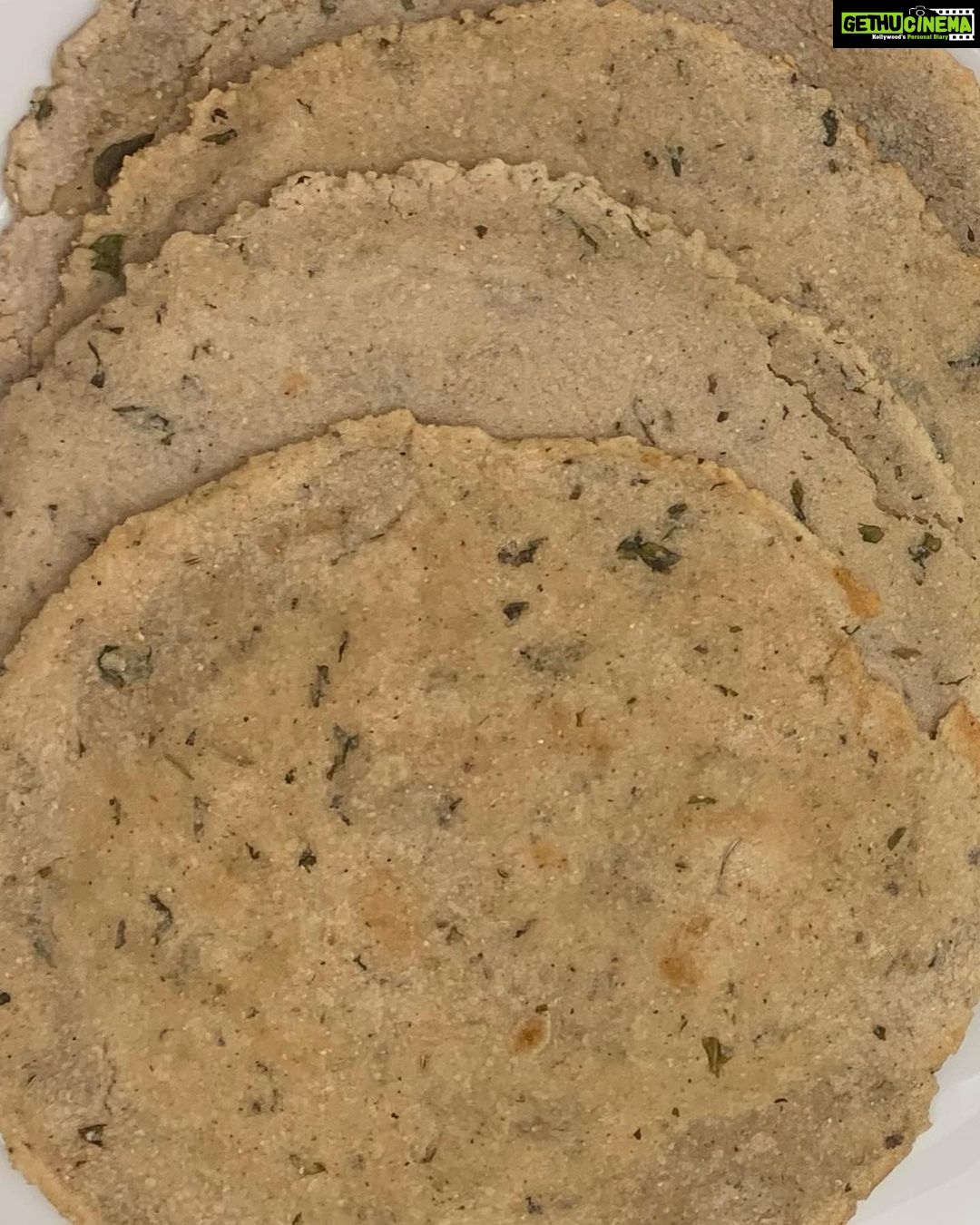 Parvathy Omanakuttan Instagram - One of the Indian foods from the super long list of my favorites - “made from scratch” undhiyu and jowar bhakri with mint. The combination of the two makes for a great meal for any food lover that wants to eat homemade delicious guilt free vegan plant based dinner or lunch It’s not just great for people who want to keep a check on their diabetes and sugar levels but also for those who have gluten sensitivity and are on the hunt for gluten-free recipes. This is also a tasty answer to all those foodies with the dilemma of not knowing to cook without the unhealthy fats. Since I am now part of the culinary development committee @diabetesindia.official for #diabetesawareness I thought this would be a great start. P.S. I have used jaggery in my recipe which can easily be substituted by stevia to balance the flavors. I have also added Brussels sprouts to my recipe to make up for the vegetables I couldn’t find for the traditional recipe. {Improvising comes natural to a chef} So Enjoy. Or should I say “Tamara bhojanano anand lo” (I already see my partner fainting after reading this …. Hahahahaha ). Special thanks to @upasanabijoor for challenging the chef in me and giving me the confidence to try out cooking without oil 🤗 #foodie #chef #foostagram #instafood #instantpot #paro #yummy #foodblogger #foodlover #cooking #cheflife #culinary #instachef #foodnetwork #foodnetworkkitchen #veganuary #veganlife #cookingathome #cookingforhealth #healthyrecipes #healthy #healthylifestyle #prochef #homefood #chefathome #recipeoftheday #recipes #cookingwithlove #love For more info on Undhiyo and Jowar check the comments section below 👇🏽