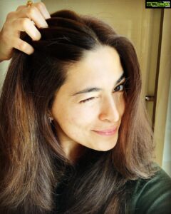 Parvathy Omanakuttan Instagram - Wink 😉 out your worries and bring that smile 😊 on  #fromboredtocreative #quarantinedbutnotconfined #lifeasweknowit