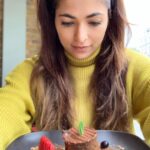 Parvathy Omanakuttan Instagram - My eyes 👀 glisten with excitement every time I see a good dessert, and my heart 💓 fills with gratitude when it tastes as good as it looks - Avocado chocolate mousse with sour guava syrup, roasted almond flakes and fresh berries = Yummers😍 The roasted sweet potato tacos 🌮, Totopos with 3 Salsa dip and Hibiscus tea 🌺 made my evening 🥰🥰🥰 #taqueria #foodieforlife #parotravels Taqueria