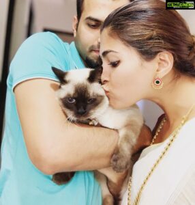 Parvathy Omanakuttan Instagram - Back home with my two handsome boys!!! 😘😘😘 #mybabies #jaadumerijaan #jaadukijhappi #babybrother #mylittlesiamese #siamesecat #catlady