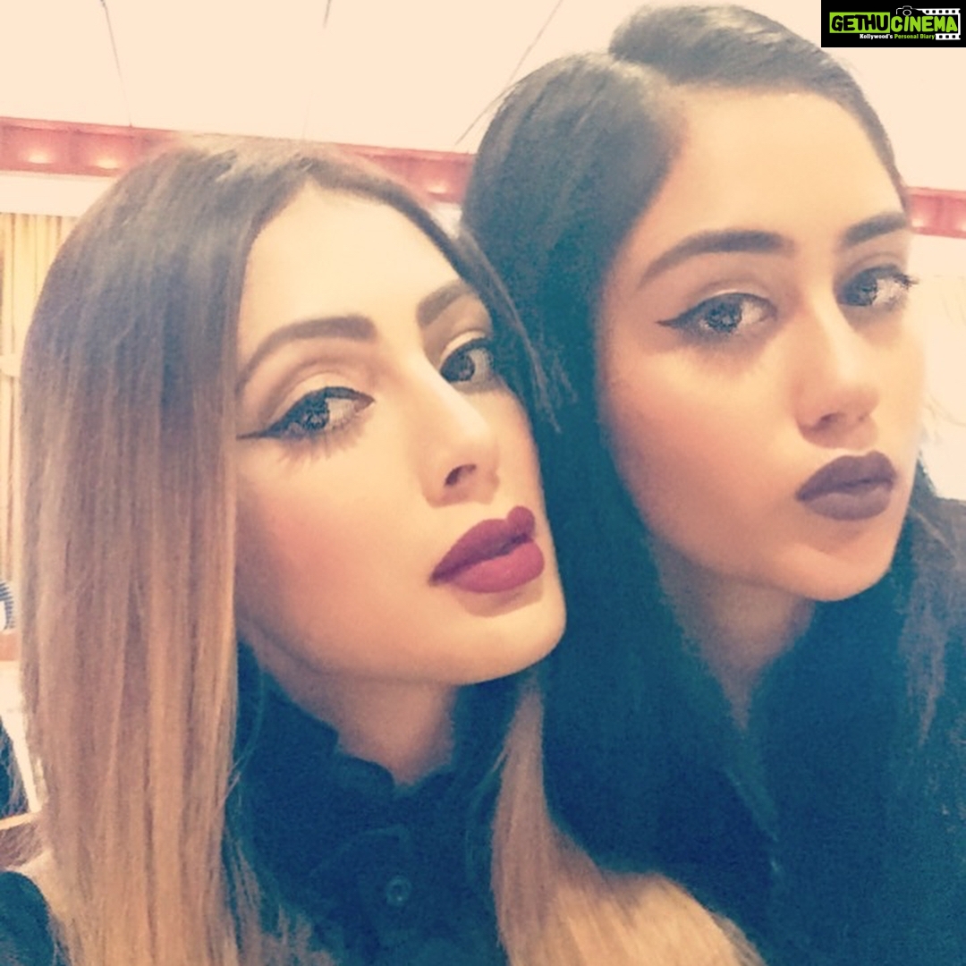 Parvati Melton Instagram - Twinning ðŸŽðŸ–¤ðŸ‘¯ðŸ–¤ðŸŽ@paroana #twining #slay #picoftheday #bestofday #sister #sisters #sistergoals #bff #bffgoals #mybaby #lovethisgirl #tweegram #tflers #makeup #instafollow #beauty #redlips #lipstick #hudabeauty #kyliecosmetics #eyeliner #wingedeyeliner #instamood #eyebrows #eyebrowsonfleek #followforfollow #follow4follow #fashion #fashionista #selfie