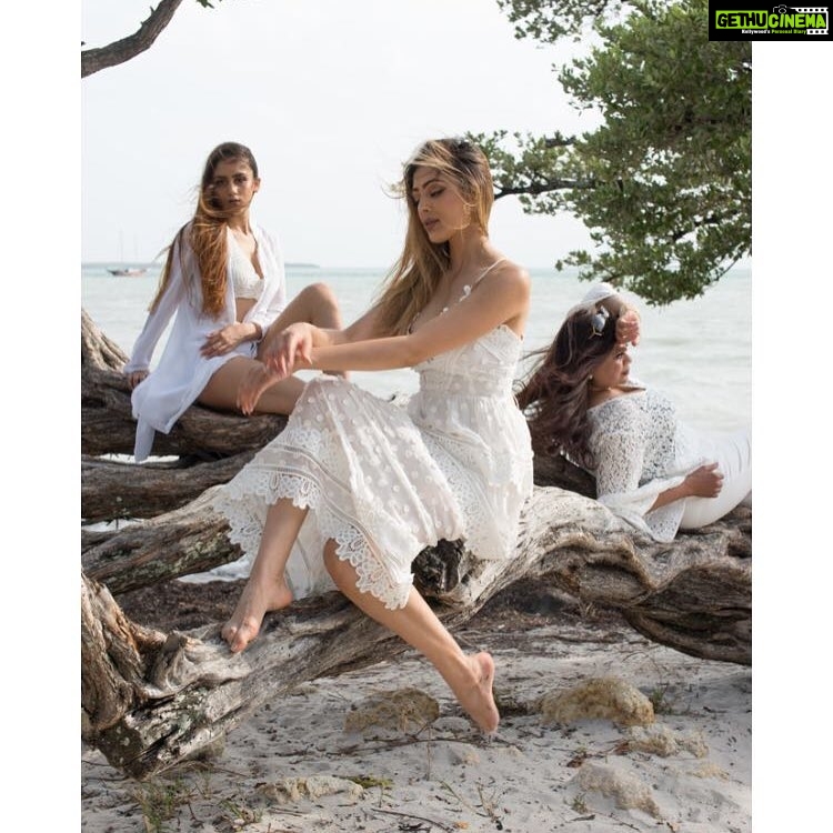 Parvati Melton Instagram - As free as the ocean πππ #beach #ocean #family #mom #instamoments #instamood #picoftheday #bestoftheday #photoshoot #sisters #sibilings #model #miami #florida #bff #nature #tweegram #tflers #travel #photography #instanature #instadaily #instalike #followforfollow #follow4follow #followback #like4like #likeforlike #likeforfollow #like4follow